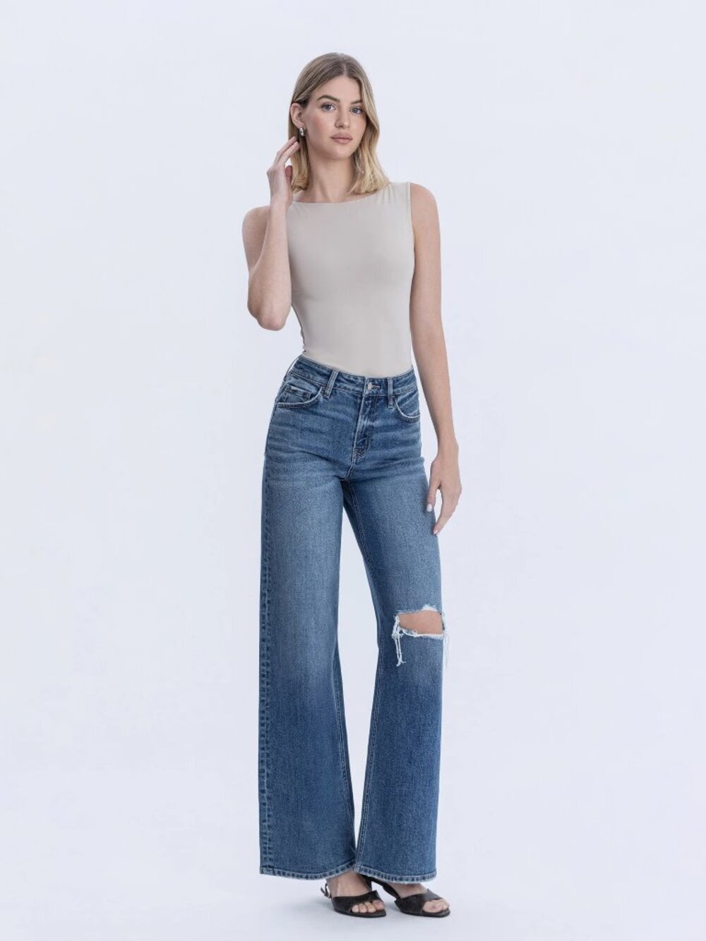Vervet Distressed Medium Wash Blue Women's Jeans - size 30